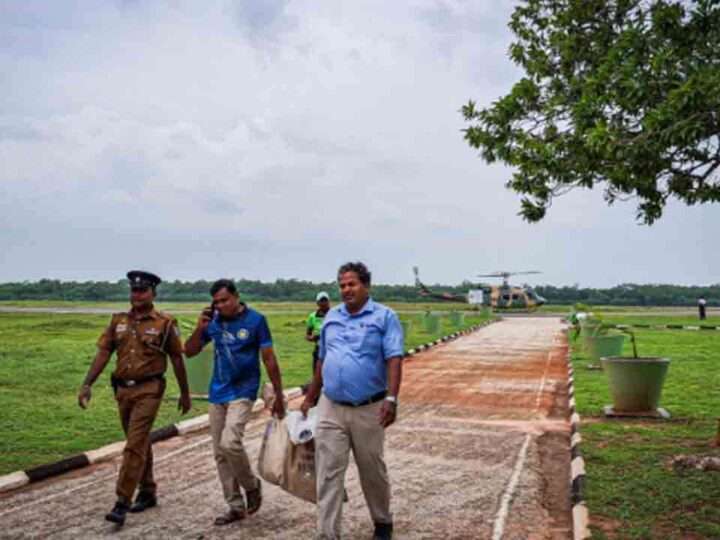நெடுந்தீவிலிருந்து கல்வி அமைச்சுக்கு ஹெலிகொப்டர் மூலம் விடைத்தாள்கள்