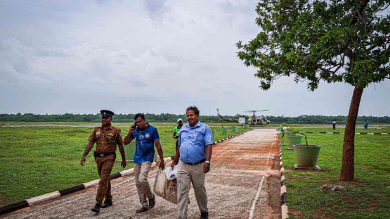 நெடுந்தீவிலிருந்து கல்வி அமைச்சுக்கு ஹெலிகொப்டர் மூலம் விடைத்தாள்கள்