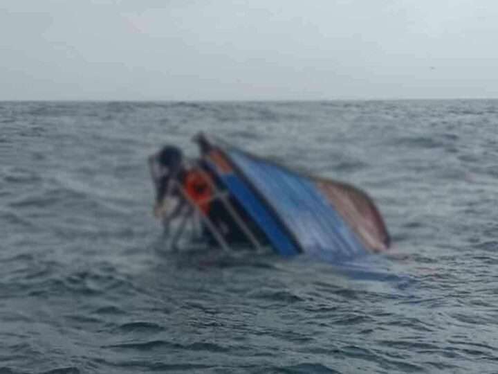 படகு கவிழ்ந்து இளைஞர் உயிரிழப்பு