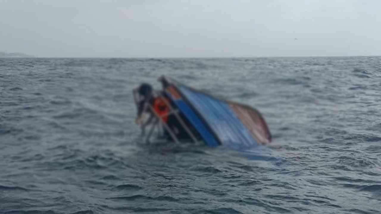 படகு கவிழ்ந்து இளைஞர் உயிரிழப்பு