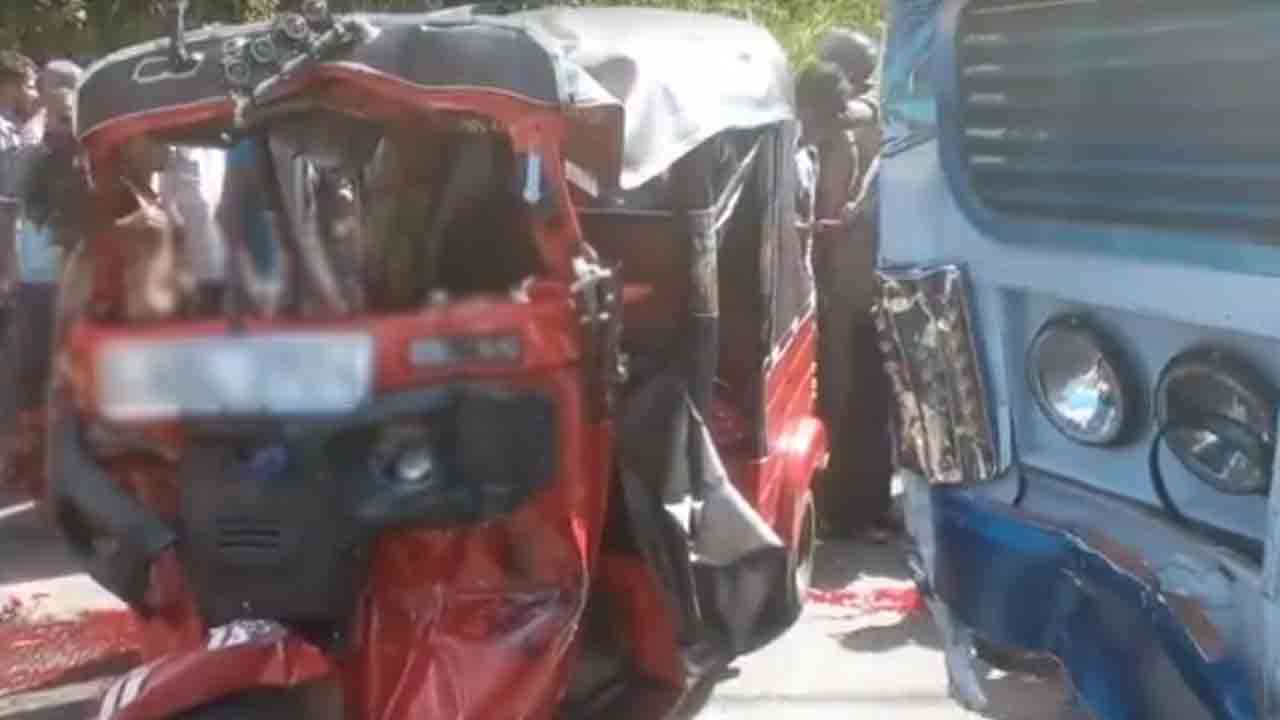 ஹங்குரன்கெத்த விபத்தில் ஒருவர் உயிரிழந்து மேலும் நால்வர் காயம்