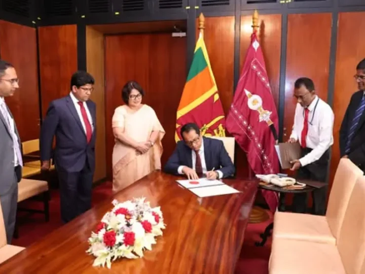 மூன்று சட்டமூலங்களை சபாநாயகர் சான்றுரைப்படுத்தினார்