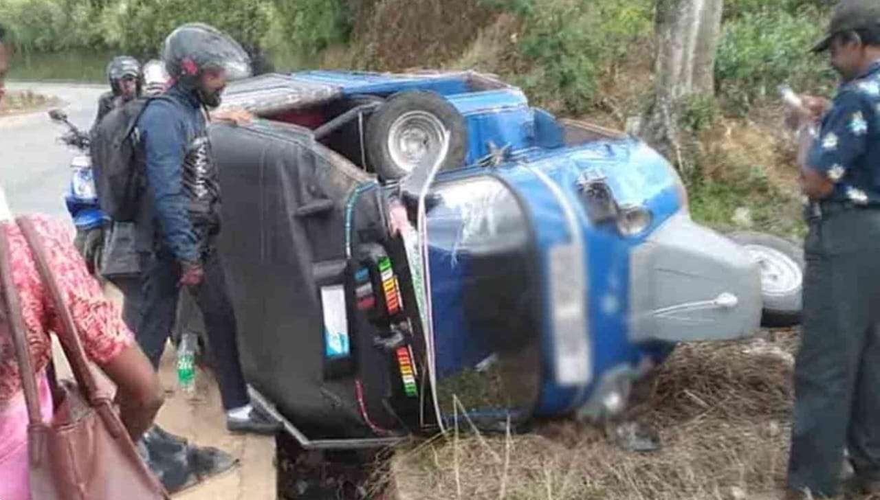 காட்டுப்பன்றியுடன் மோதி முச்சக்கரவண்டி விபத்து!