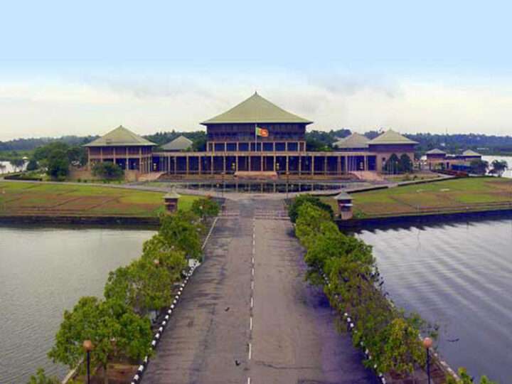 பாராளுமன்ற உறுப்பினர்கள், பணிக்குழாமிற்கு நீண்ட விடுமுறை!