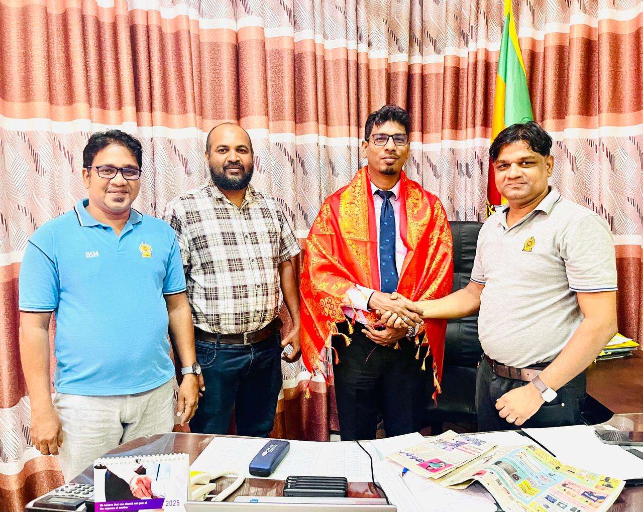 மூதூர் பிரதேச செயலாளருக்கு இலங்கை பொது சேவைகள் சங்கம்  கௌரவம்!