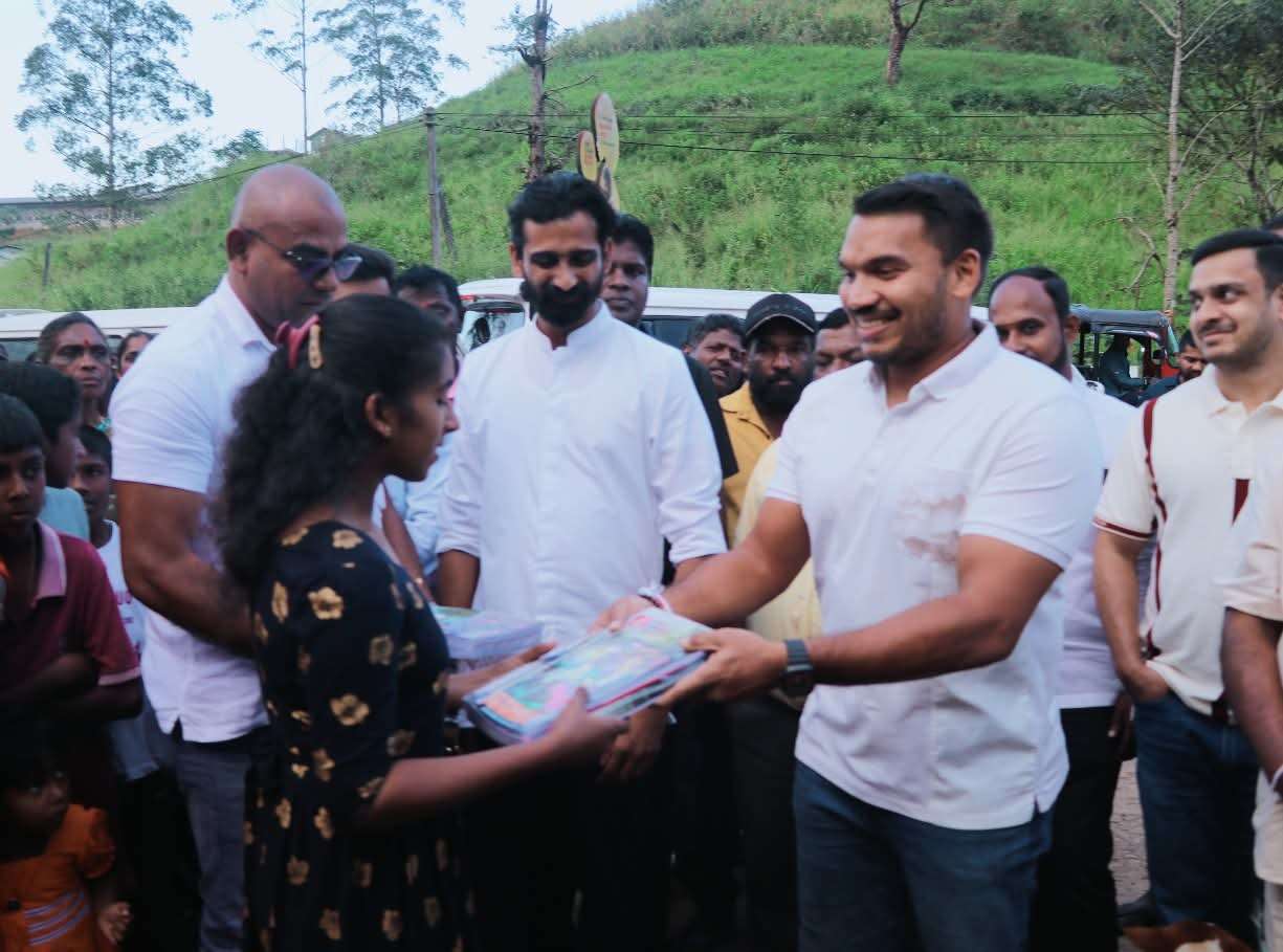 பாடசாலை மாணவர்களுக்கு ஜீவன், நாமல் இணைந்து நிவாரணம்