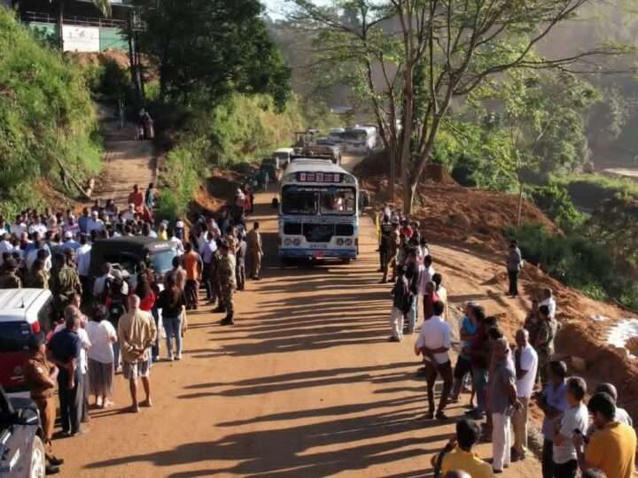 நாவலப்பிட்டி – கண்டி பிரதான வீதி 18 நாட்களின் பின்னர் திறப்பு