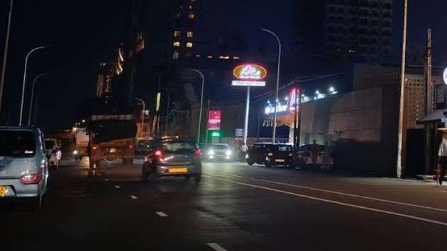 பம்பலப்பிட்டி கடற்கரை சாலை விபத்தில் ஐவர் காயம்