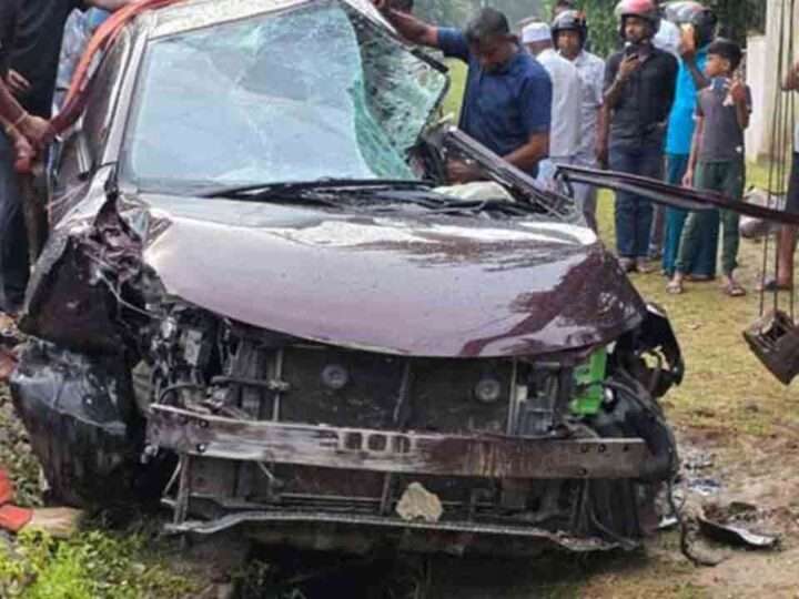 வெள்ள நிவாரணம் கொண்டு சென்ற கார் ரயிலில் மோதி விபத்து