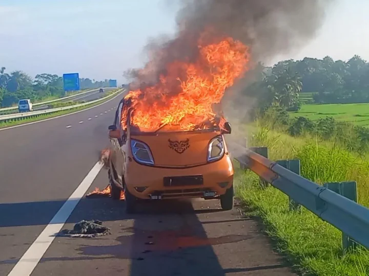 அதிவேக நெடுஞ்சாலையில் திடீரென தீப்பிடித்த கார்