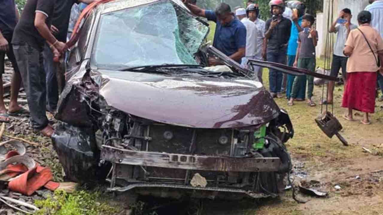 வெள்ள நிவாரணம் கொண்டு சென்ற கார் ரயிலில் மோதி விபத்து