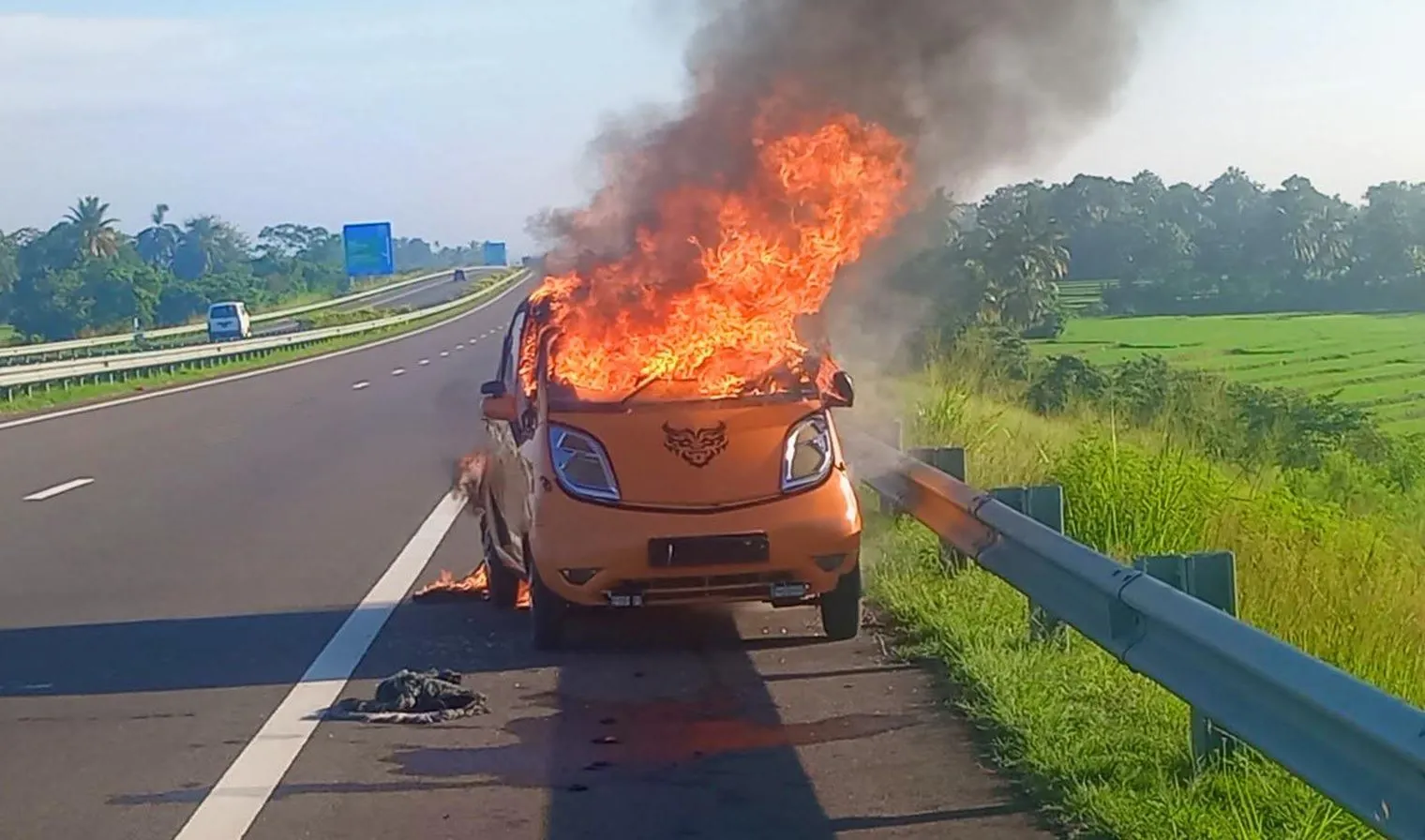 அதிவேக நெடுஞ்சாலையில் திடீரென தீப்பிடித்த கார்