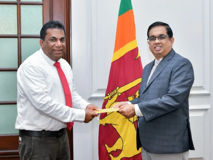 மக்களுக்கு நிவாரணம் வழங்குவதற்காக 20 இலட்சம் ரூபாய் நன்கொடை