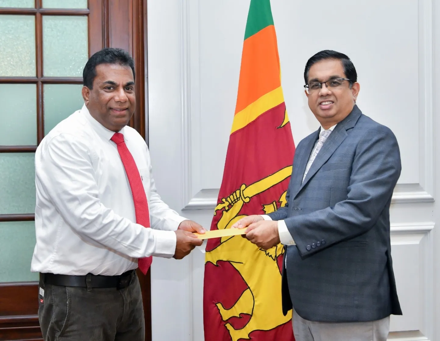 மக்களுக்கு நிவாரணம் வழங்குவதற்காக 20 இலட்சம் ரூபாய் நன்கொடை