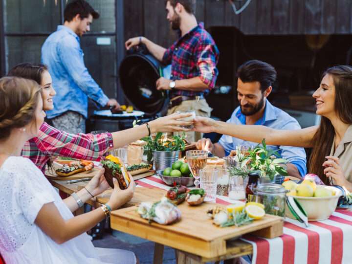 பேஸ்புக் களியாட்டத்தில் என்பிபி தோழர்களும் கைது