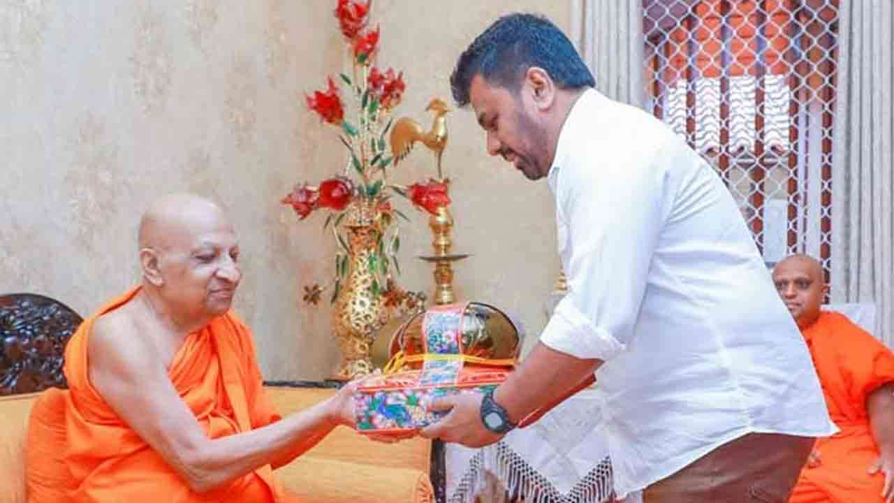 ஜனாதிபதி மல்வத்து பீடத்திற்கு விஜயம்