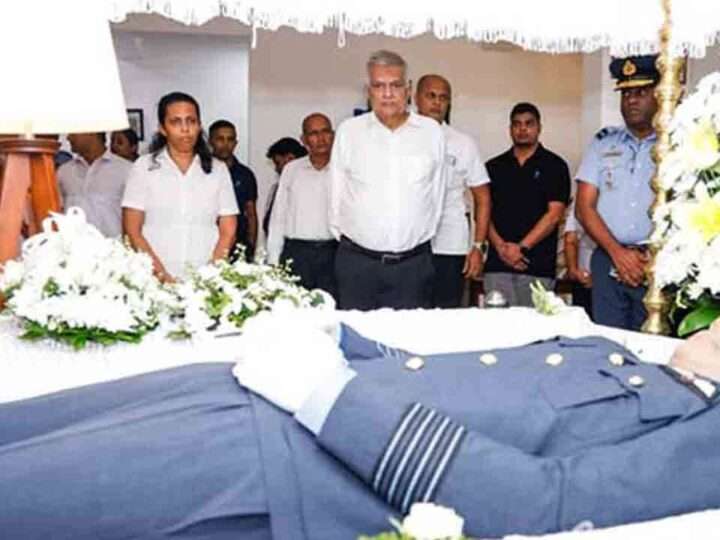 குரூப் கப்டன் நிர்மாலின் பூதவுடலுக்கு ரணில் அஞ்சலி