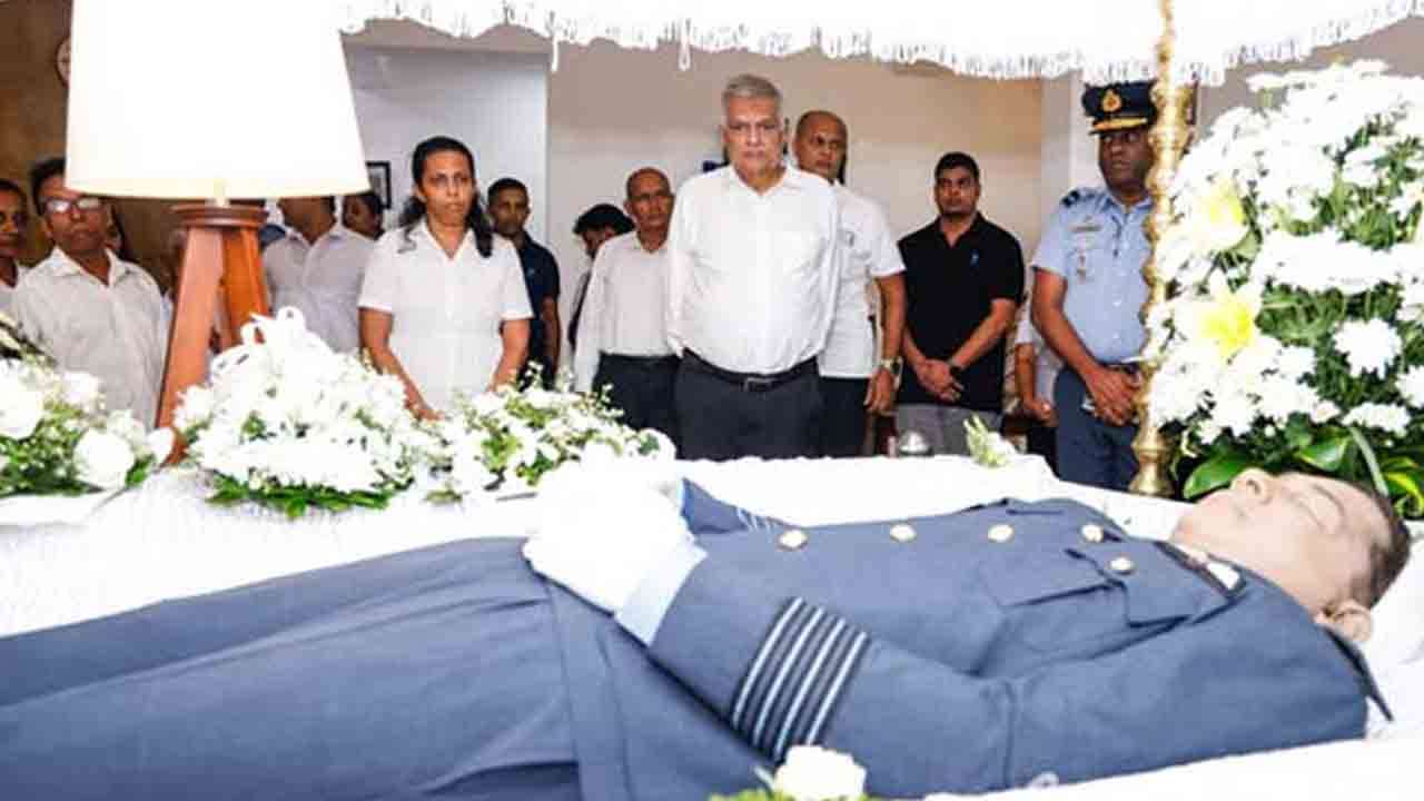 குரூப் கப்டன் நிர்மாலின் பூதவுடலுக்கு ரணில் அஞ்சலி