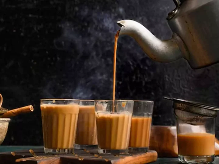 பால் தேநீரின் விலை குறைக்க தீர்மானம்