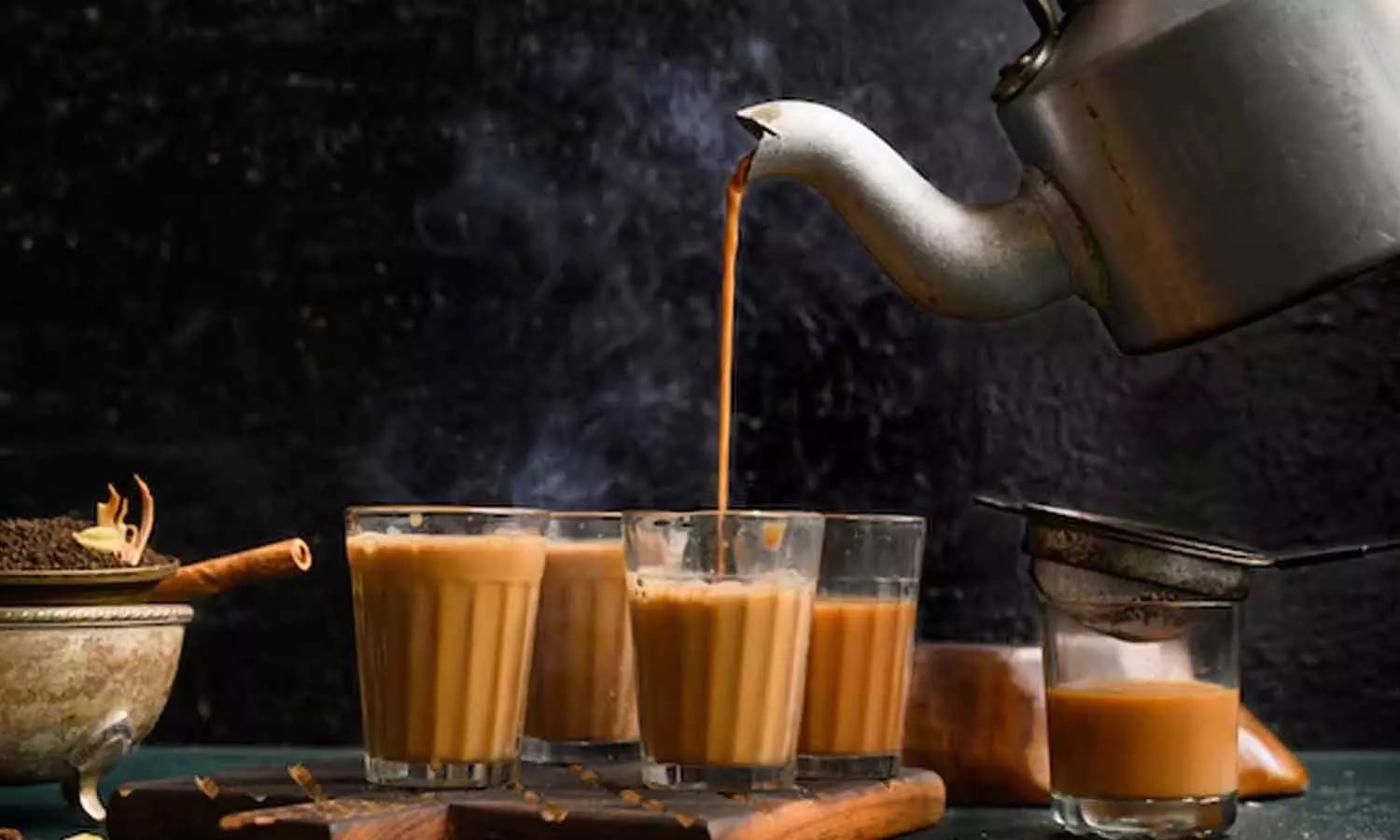 பால் தேநீரின் விலை குறைக்க தீர்மானம்