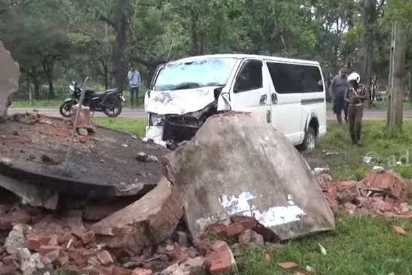 கிரிக்கெட் போட்டியை காண வந்த இளைஞர் குழு விபத்து