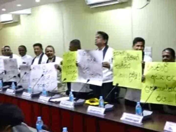 புதிய கல்விச் சீர்திருத்தங்களுக்கு எதிராக கறுப்புப் பட்டி அணிந்து போராட்டம்