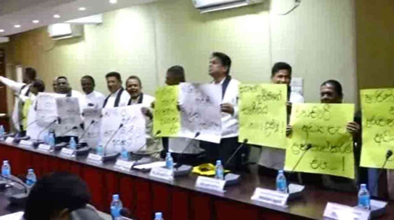 புதிய கல்விச் சீர்திருத்தங்களுக்கு எதிராக கறுப்புப் பட்டி அணிந்து போராட்டம்