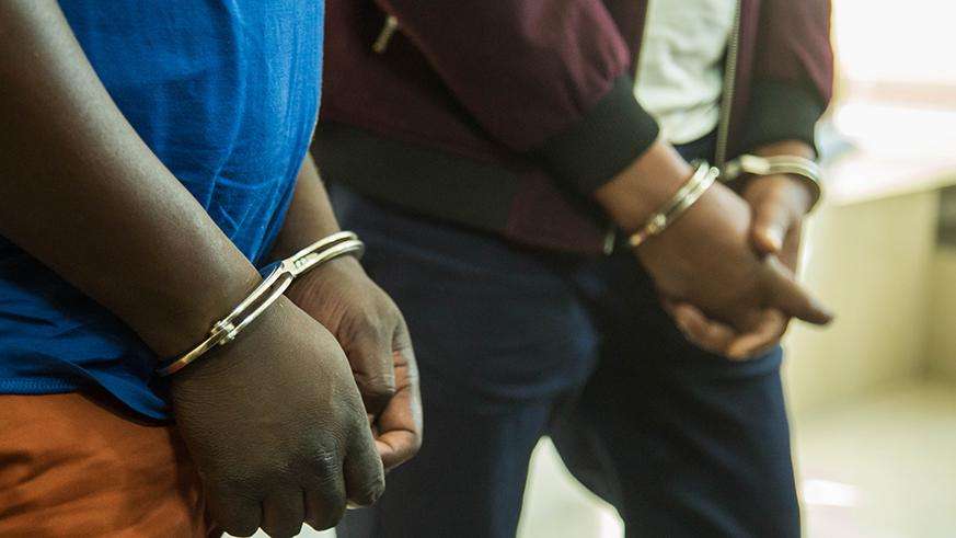 வெளிநாட்டு ரிவோல்வர் மற்றும் நூற்றுக்கணக்கான தோட்டாக்கள்: இருவர் கைது!