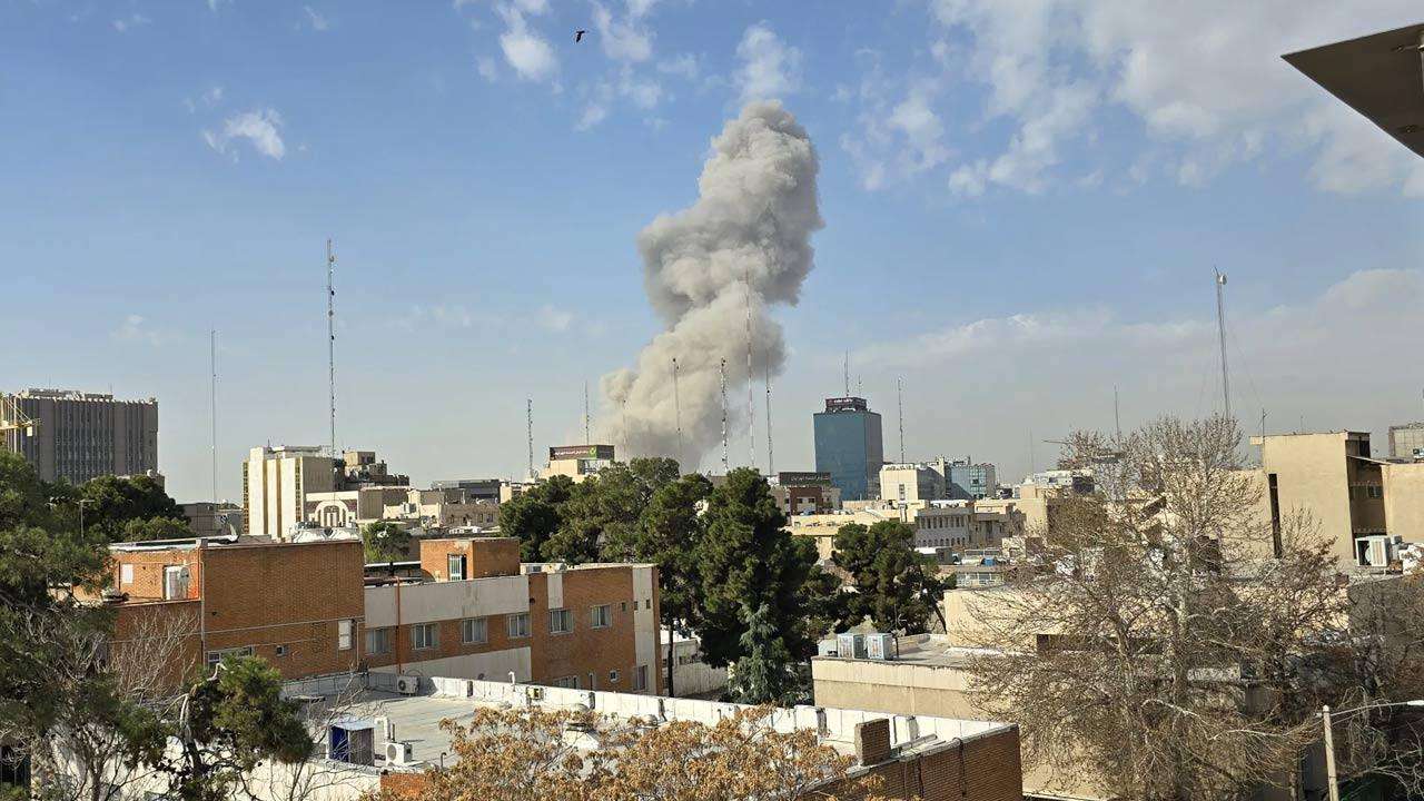 ஈரான் மீது இஸ்ரேல் திடீர் ஏவுகணைத் தாக்குதல்