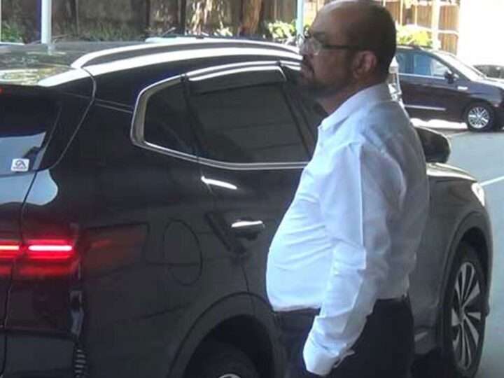 வலுசக்தி அமைச்சர் மேல்நீதிமன்றுக்கு வருகை