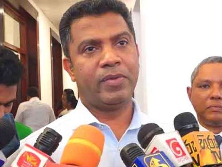 அரச வைத்திய அதிகாரிகளுக்கு சவால் விடுத்துள்ள சுகாதார அமைச்சர்