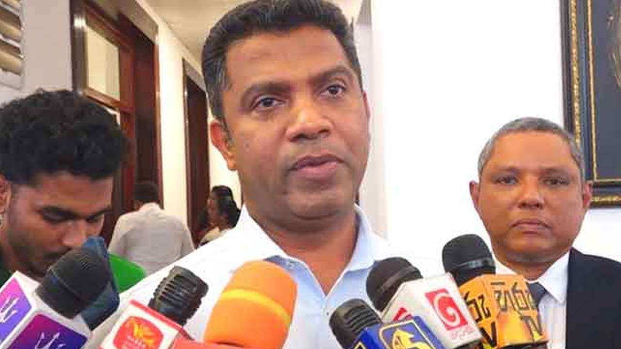 அரச வைத்திய அதிகாரிகளுக்கு சவால் விடுத்துள்ள சுகாதார அமைச்சர்