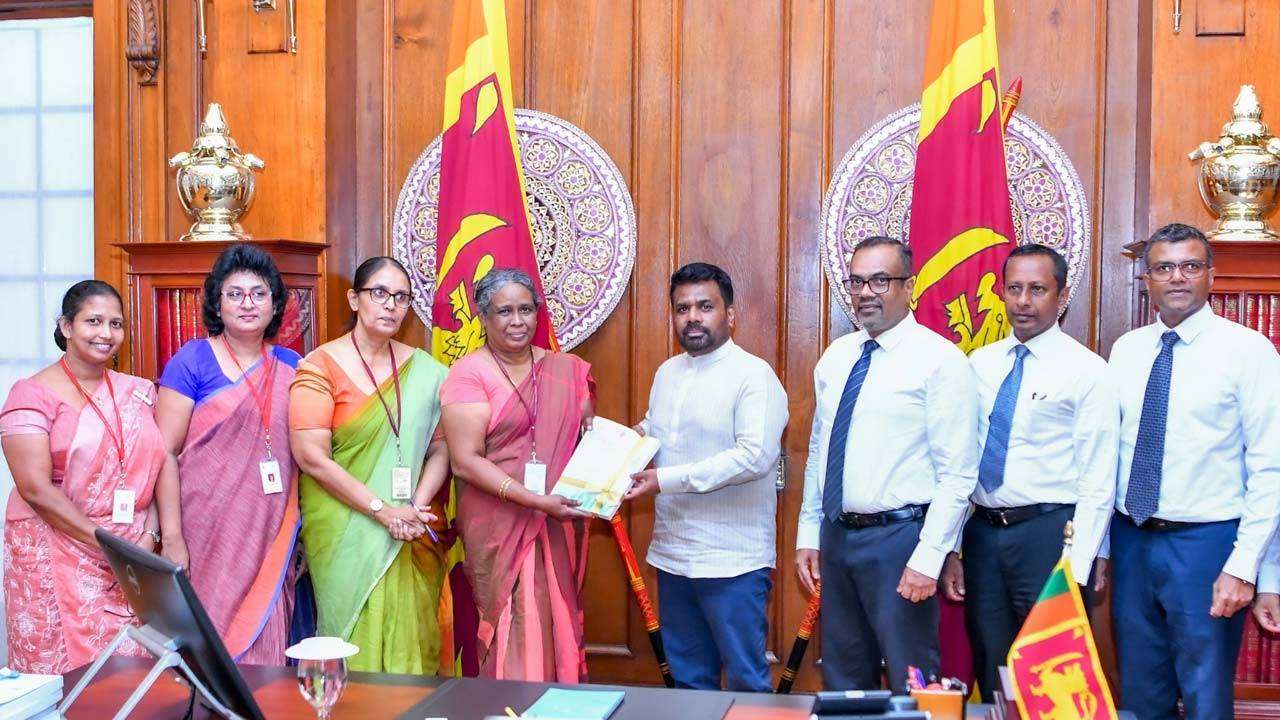 குடிசன வீட்டு வசதிகள் தொகை மதிப்பு 2024 இறுதி அறிக்கை ஜனாதிபதியிடம் கையளிப்பு