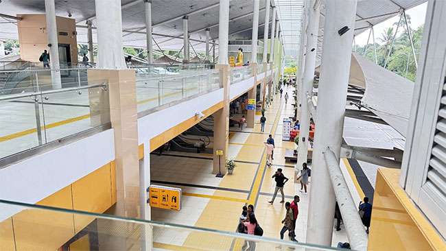 ஊர்களுக்கு செல்ல மாகும்புரயில் குவியும் பயணிகள்