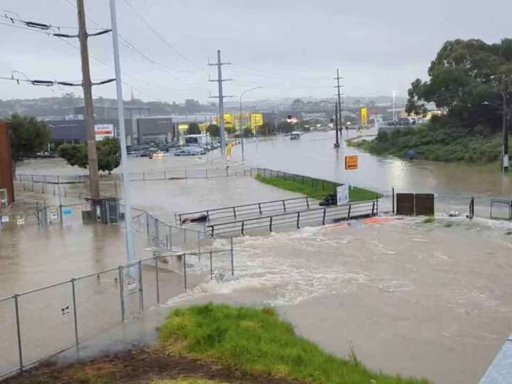 நியூசிலாந்தில் கடும் புயல் – 90 விமானங்கள் ரத்து