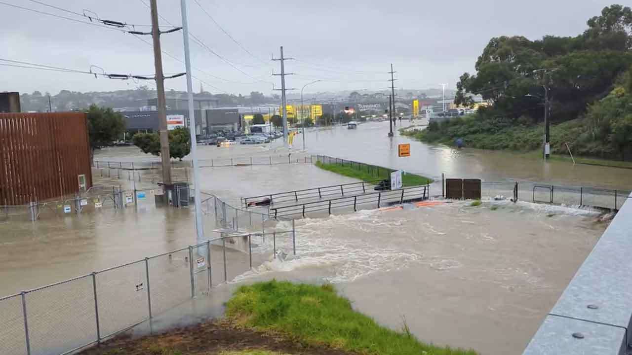 நியூசிலாந்தில் கடும் புயல் – 90 விமானங்கள் ரத்து