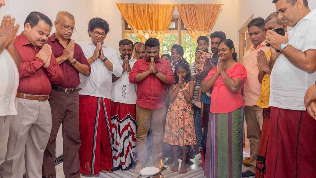 அரச இழப்பீட்டில் கட்டப்பட்ட புதிய வீட்டில் ஜனாதிபதியுடன் புத்தாண்டு!