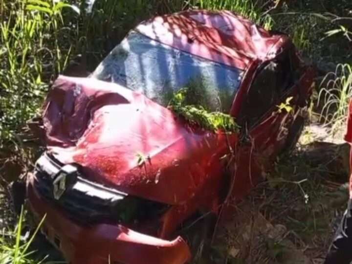 300 அடி பள்ளத்தில் பாய்ந்த கார் – ஒருவர் பலி – மூவர் காயம்