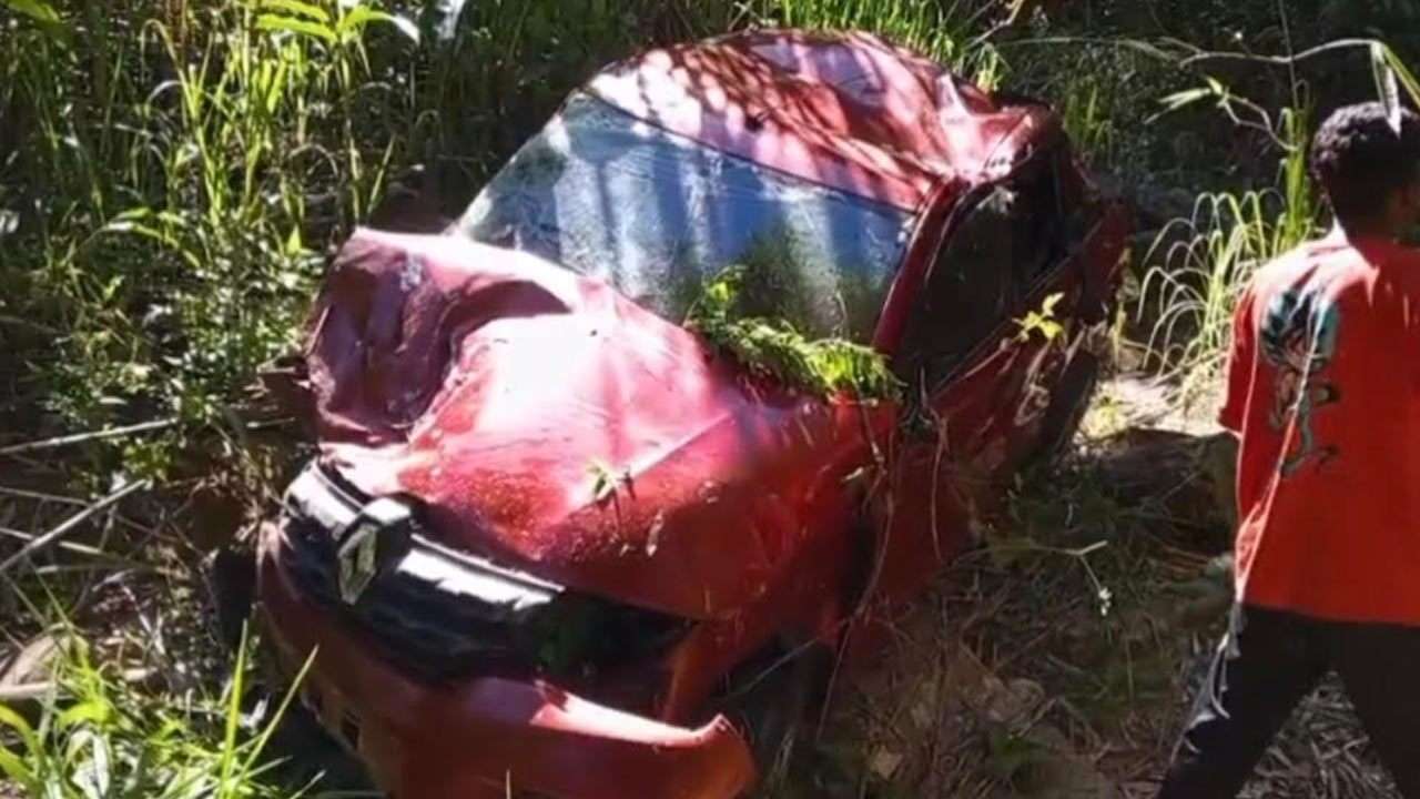 300 அடி பள்ளத்தில் பாய்ந்த கார் – ஒருவர் பலி – மூவர் காயம்