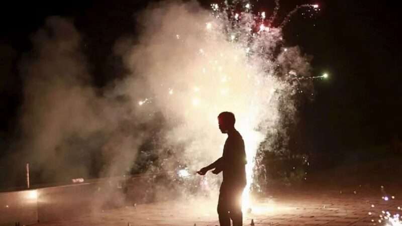 பட்டாசு சத்தத்திற்கு எதிர்ப்புத் தெரிவித்த பெண் மீது தாக்குதல்