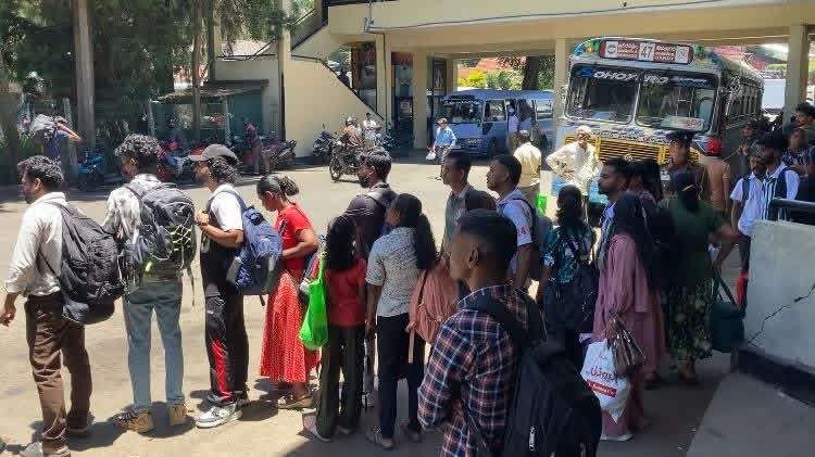 நுவரெலியாவில் போதிய பேருந்து வசதியின்றி பயணிகள் அவதி