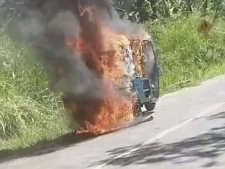நுவரெலியா கண்டி பிரதான வீதியில் தீ பற்றி எரிந்த முச்சக்கர வண்டி