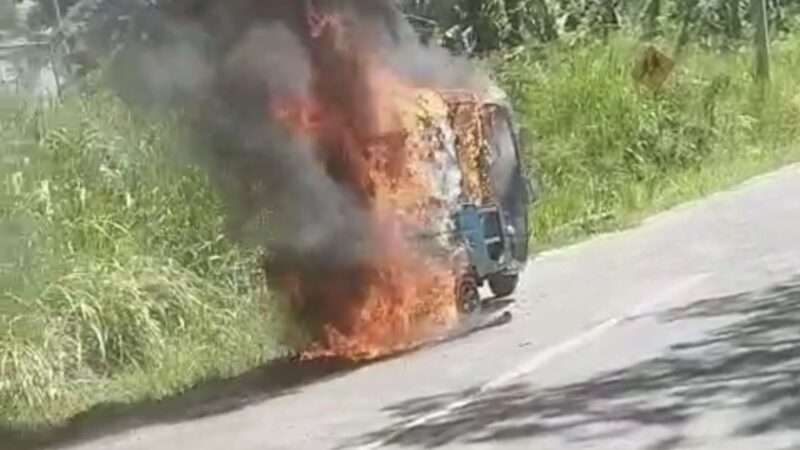 நுவரெலியா கண்டி பிரதான வீதியில் தீ பற்றி எரிந்த முச்சக்கர வண்டி