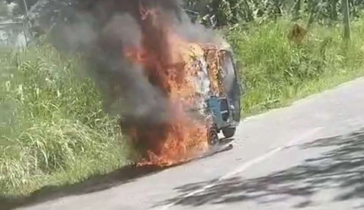 நுவரெலியா கண்டி பிரதான வீதியில் தீ பற்றி எரிந்த முச்சக்கர வண்டி