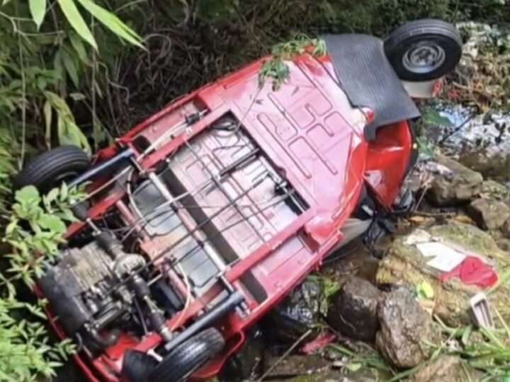 50 அடி பள்ளத்தில் கவிழ்ந்த முச்சக்கர வண்டி!