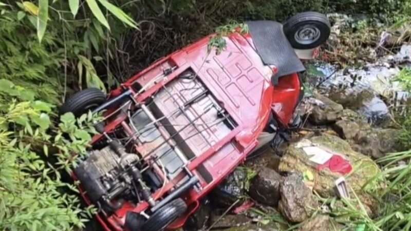 50 அடி பள்ளத்தில் கவிழ்ந்த முச்சக்கர வண்டி!