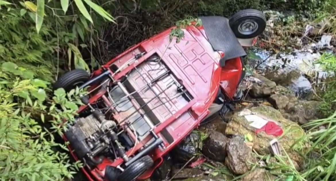 50 அடி பள்ளத்தில் கவிழ்ந்த முச்சக்கர வண்டி!