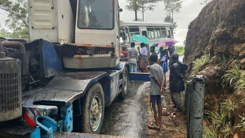 7மணித்தியாலயத்திற்கு பிறகு சீர் செய்யப்பட்ட போக்குவரத்து.