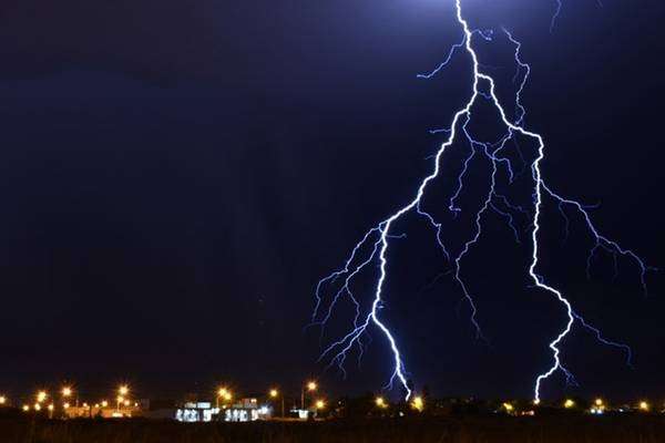இன்று இரவு பலத்த மின்னல் எச்சரிக்கை