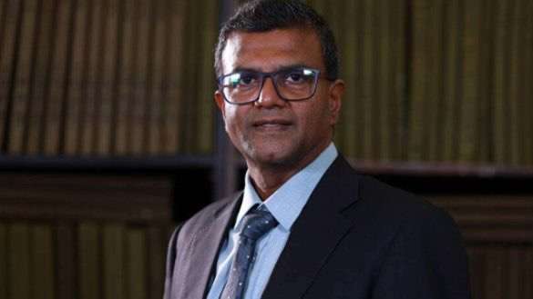 நிதி அமைச்சின் செயலாளர் வீட்டை முற்றுகையிட சென்றோர் மீது சாண தாக்குதல்